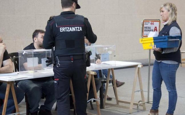 Un ertzaina en un colegio electoral. Un ertzaina en un colegio electoral.