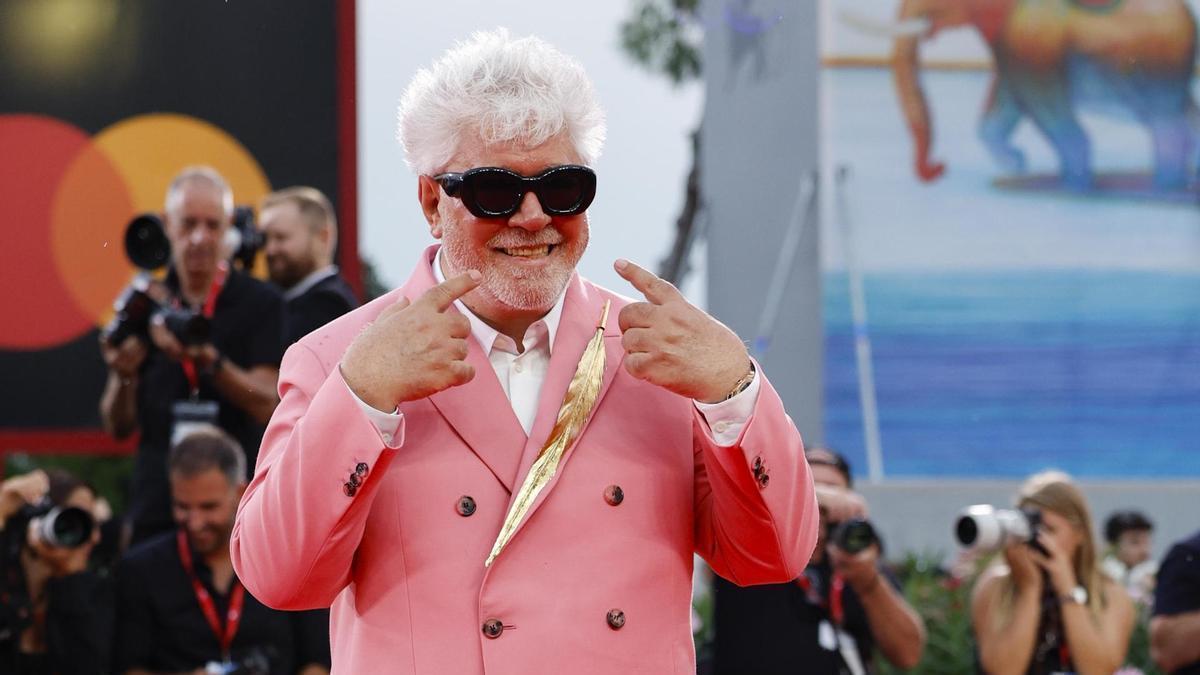 Almodóvar en la alfombra roja del Festival de Venecia.