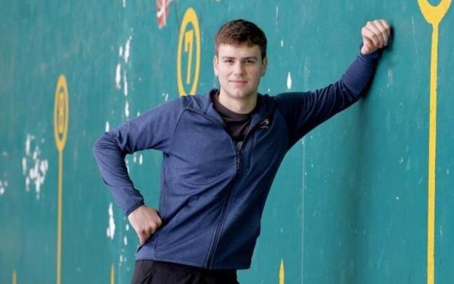 Arkaitz Gabirondo posa en el frontón de Gaztelu