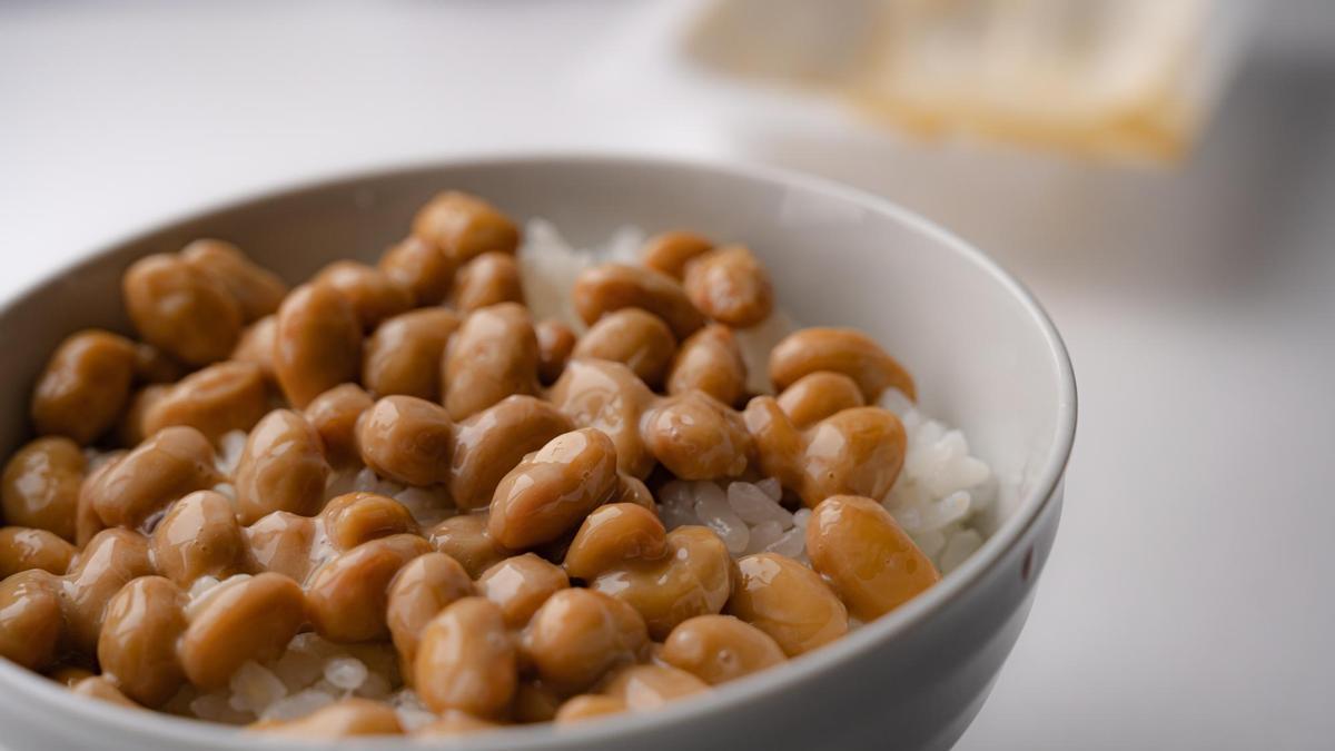 Natto con arroz blanco.