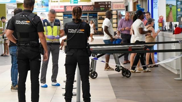 La policía nacional investiga un presunto asesinato de violencia machista, en el Centro Comercial Carrefour Infante de Murcia.