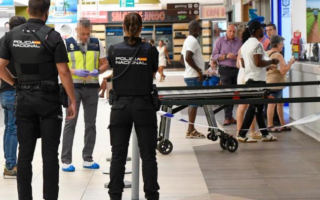 La policía nacional investiga un presunto asesinato de violencia machista, en el Centro Comercial Carrefour Infante de Murcia.