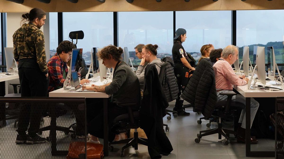 Varias personas se forman en perfiles digitales en 42 Urduliz Bizkaia.