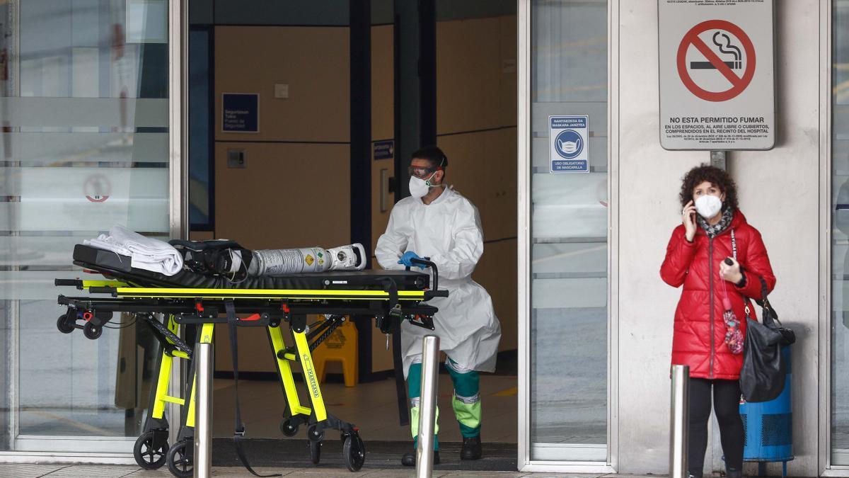 Un sanitario sale del Hospital de Cruces con una mascarilla