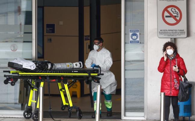 Un sanitario sale del Hospital de Cruces con una mascarilla