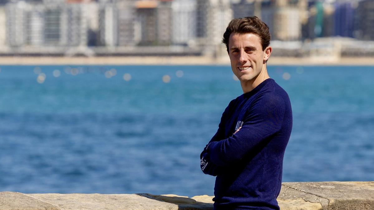 El jugador de la Real Sociedad posa en el paseo Eduardo Chillida de Donostia. / JAVI COLMENERO