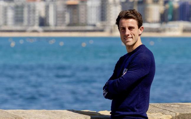 El jugador de la Real Sociedad posa en el paseo Eduardo Chillida de Donostia. / JAVI COLMENERO