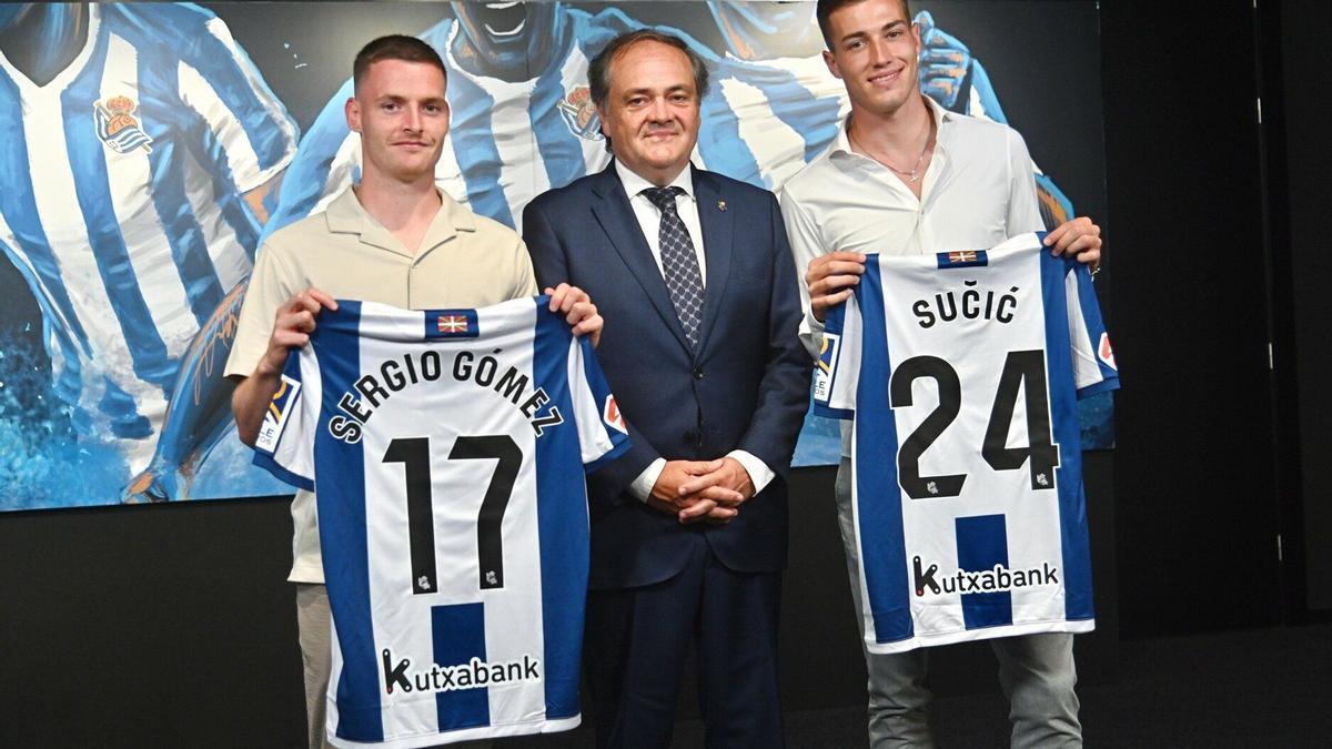 Sergio Gómez y Luka Sucic, con Aperribay, en su presentación en Anoeta. / PEDRO MARTÍNEZ