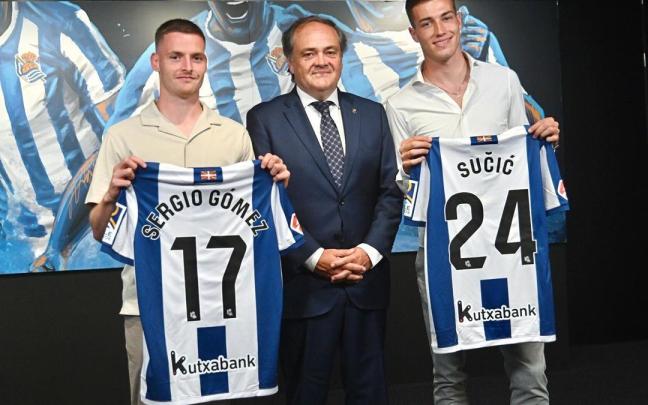 Sergio Gómez y Luka Sucic, con Aperribay, en su presentación en Anoeta. / PEDRO MARTÍNEZ