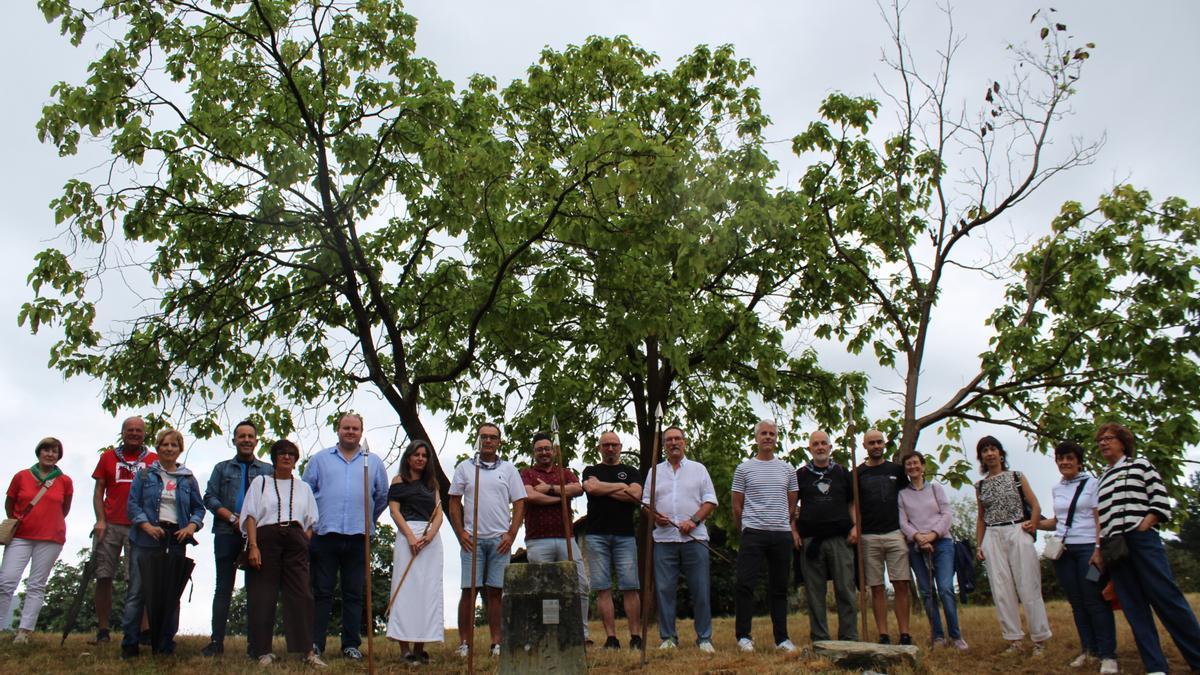 Integrantes de las corporaciones locales de Arrankudiaga-Zollo y de Laudio, y vecinos del ambos municipios, que han cumplido este domingo con la tradición