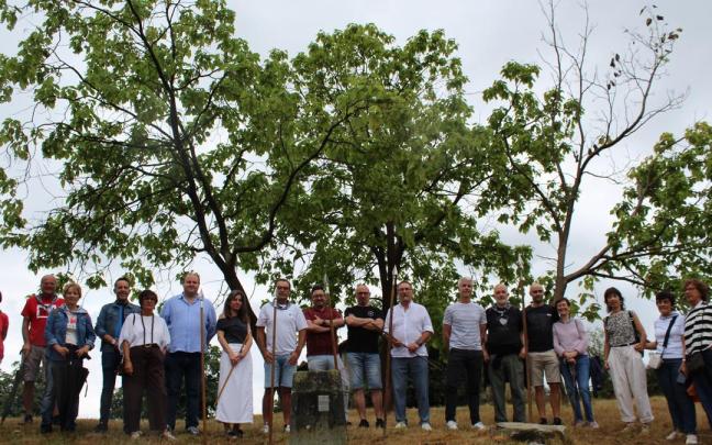 Integrantes de las corporaciones locales de Arrankudiaga-Zollo y de Laudio, y vecinos del ambos municipios, que han cumplido este domingo con la tradición