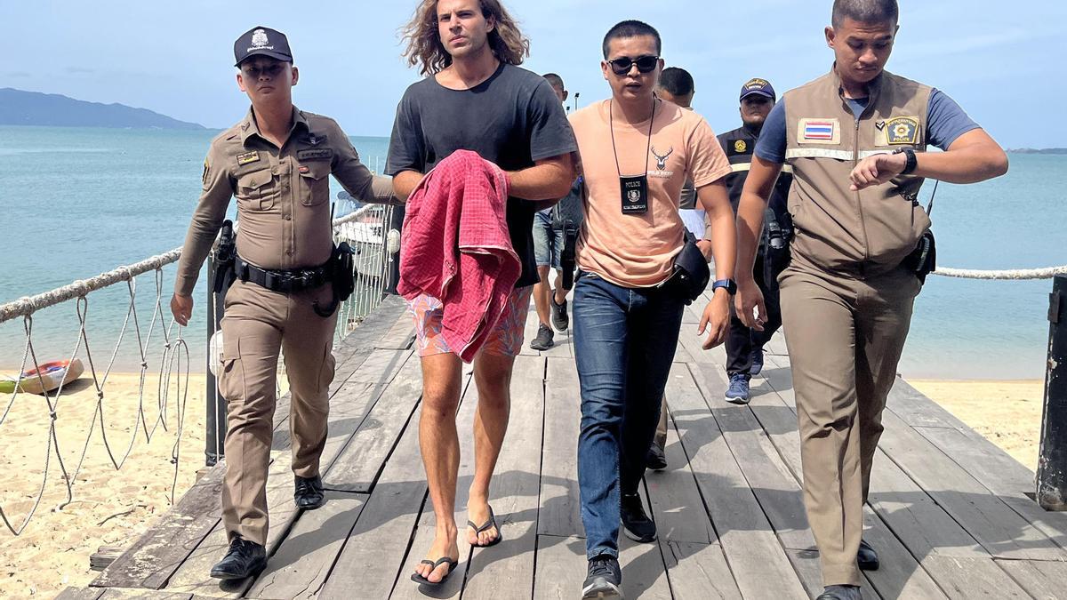 El español Daniel Sancho (2i) es escoltado por la policía tailandesa al llegar a puerto antes de ir a los juzgados en la isla de Koh Samui al sur de Tailandia, el 7 de agosto de 2023, cuando pasó a disposición judicial acusado del asesinato del colombiano Edwin Arrieta.