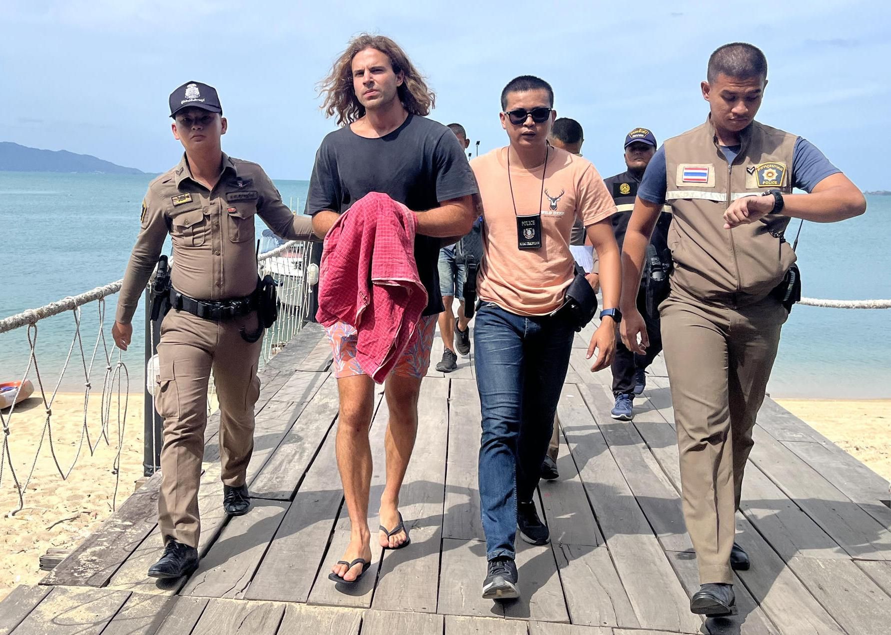 El español Daniel Sancho (2i) es escoltado por la policía tailandesa al llegar a puerto antes de ir a los juzgados en la isla de Koh Samui al sur de Tailandia, el 7 de agosto de 2023, cuando pasó a disposición judicial acusado del asesinato del colombiano Edwin Arrieta.