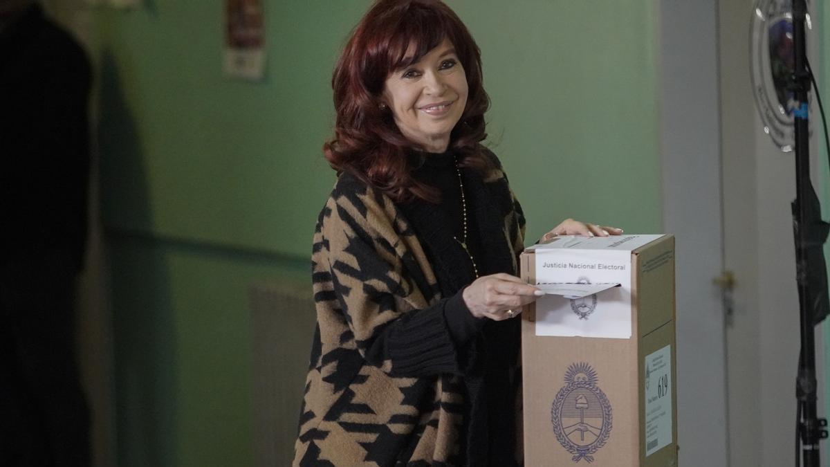 Cristina Fernández de Kirchner vota en las pasadas elecciones argentinas.