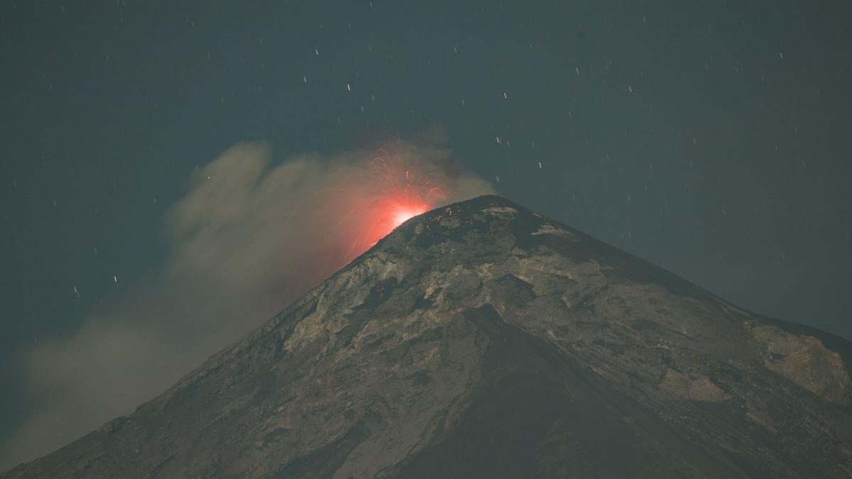 El volcán de Fuego de Guatemala entra en erupción.
