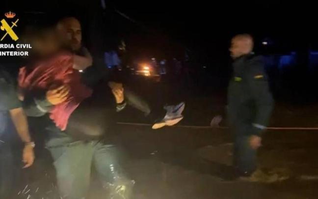 La Guardia Civil rescata al menor encaramado a un árbol.