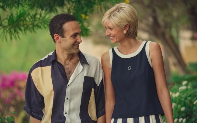 Khalid Abdalla y Elizabeth Debicki como Dodi al Fayed y Diana de Gales, en ‘The Crown’. Khalid Abdalla y Elizabeth Debicki como Dodi al Fayed y Diana de Gales, en ‘The Crown’.