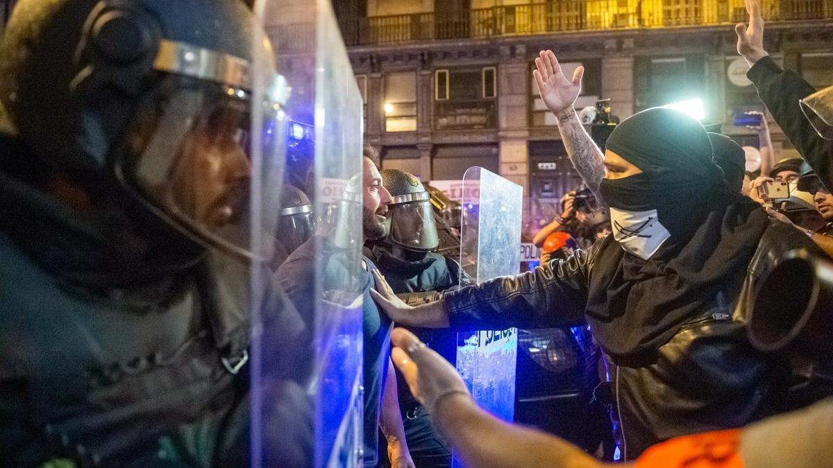 Los Mossos intervienen contra los manifestantes durante las protestas en Barcelona contra la sentencia del 'procés'.