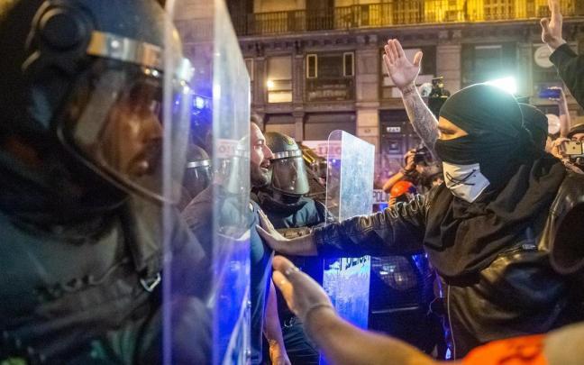 Los Mossos intervienen contra los manifestantes durante las protestas en Barcelona contra la sentencia del 'procés'. Los Mossos intervienen contra los manifestantes durante las protestas en Barcelona contra la sentencia del 'procés'.