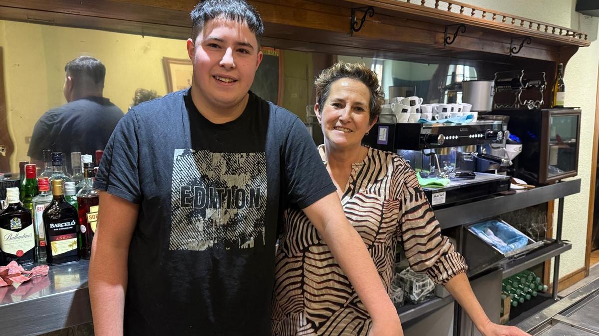 Itziar Sudupe y su hijo Julen gestionará el bar tras haberse adjudicado el concurso convocado por el Ayuntamiento de Azkoitia