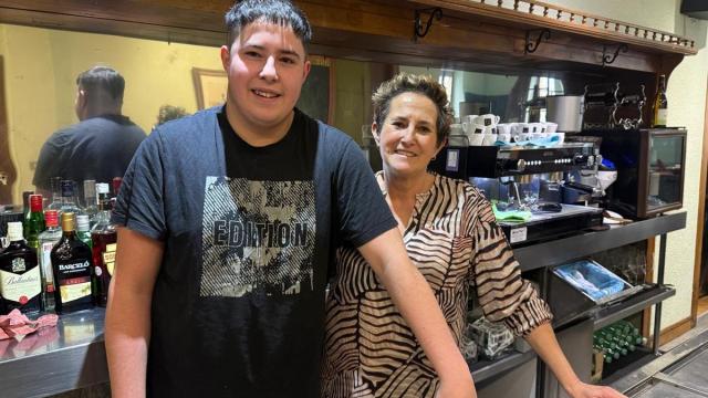 Itziar Sudupe y su hijo Julen gestionará el bar tras haberse adjudicado el concurso convocado por el Ayuntamiento de Azkoitia