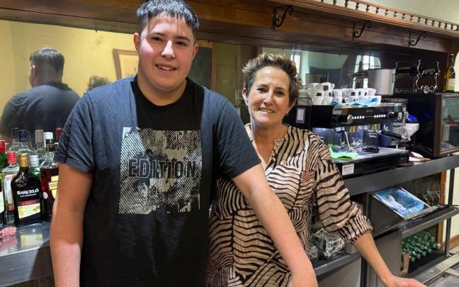 Itziar Sudupe y su hijo Julen gestionará el bar tras haberse adjudicado el concurso convocado por el Ayuntamiento de Azkoitia