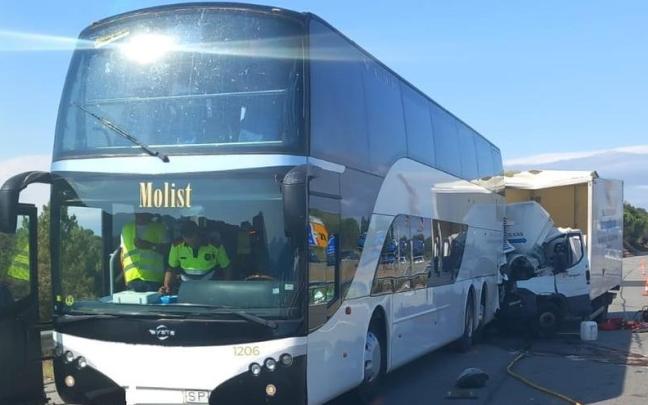 El autobús y el camión accidentados.