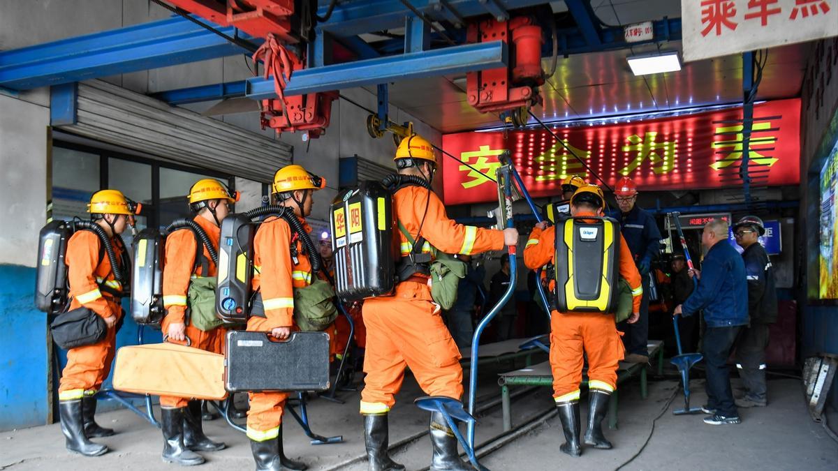 Equipos de emergencia realizando las labores de rescate