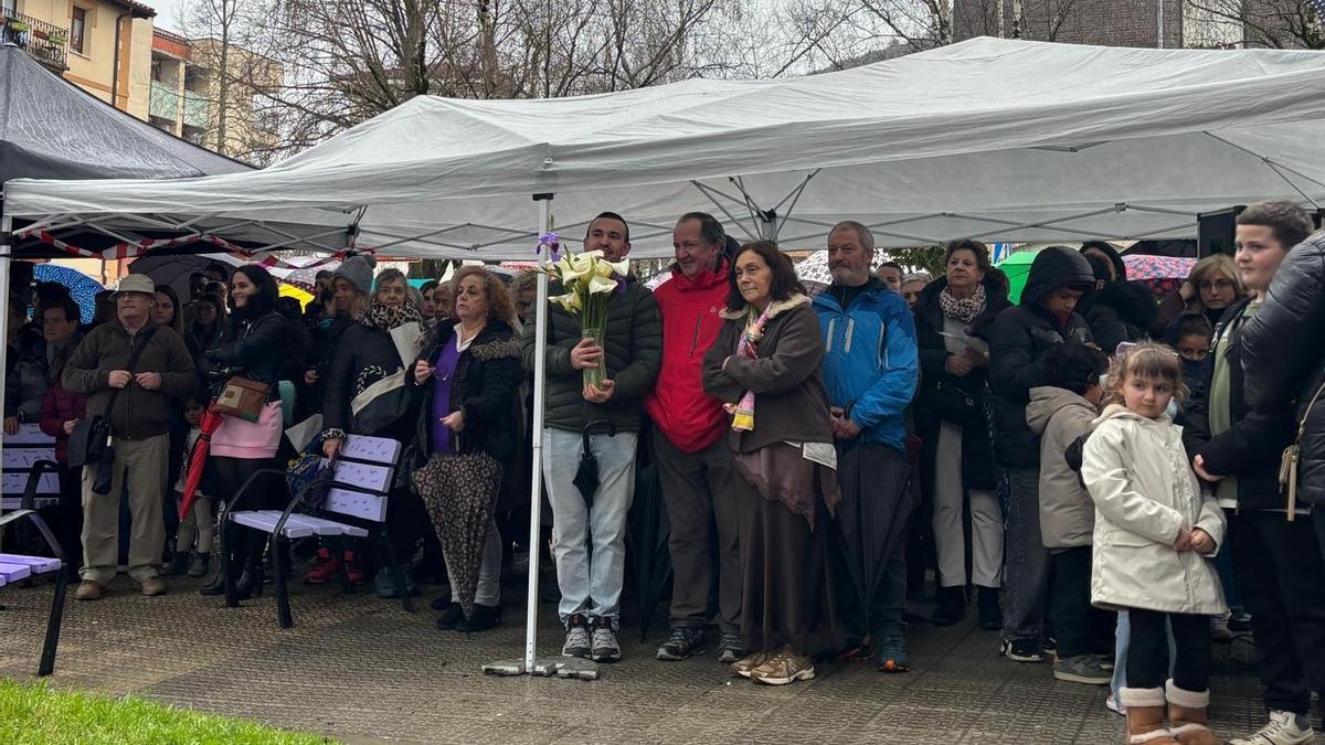 Familiares de Marisa Amundarain con la alcaldesa y el ramo de flores recibido