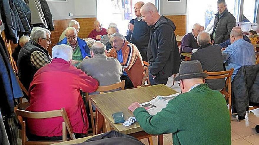 Clientes del Galilea, jugando a cartas, en enero de 2020.