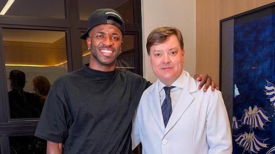 Vinicius se ha operado en la clínica del doctor brasileño Alessandro Alarcão, que ha presumido de la visita del futbolista.