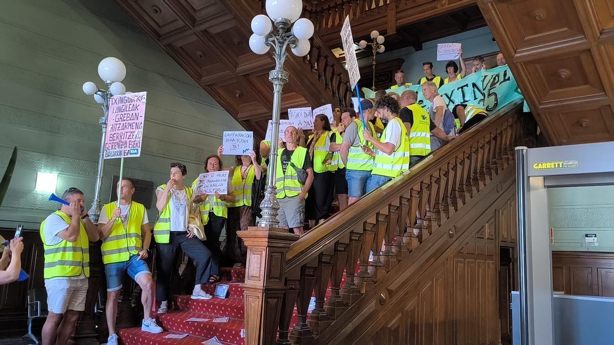 Trabajadores de Txinzer dentro del Ayuntamiento de Irun