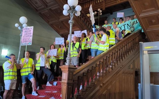 Trabajadores de Txinzer dentro del Ayuntamiento de Irun