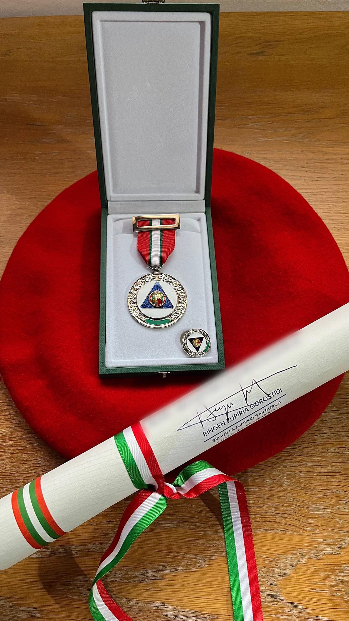 Medalla verde recibida por el Policía Local de Basauri