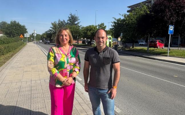 Edurne Maguregi y Mikel Urrutia, con la parada de Muntsaratz al fondo