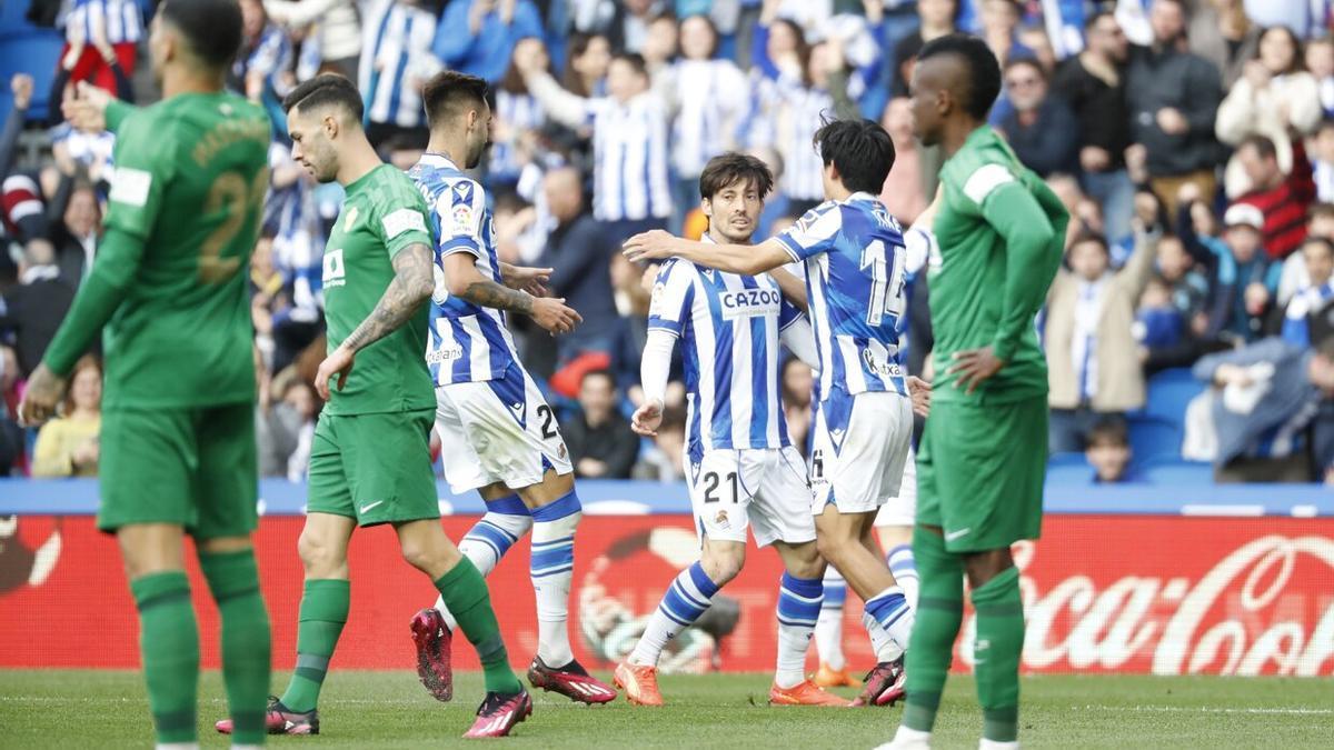 Silva y Kubo celebran con Brais el 1-0 del japonés contra el Elche.