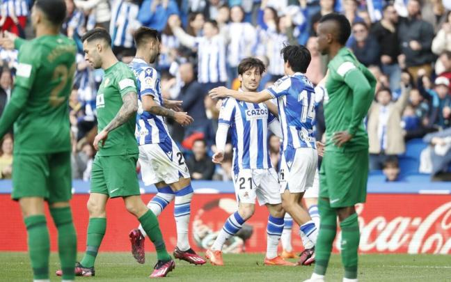 Silva y Kubo celebran con Brais el 1-0 del japonés contra el Elche.