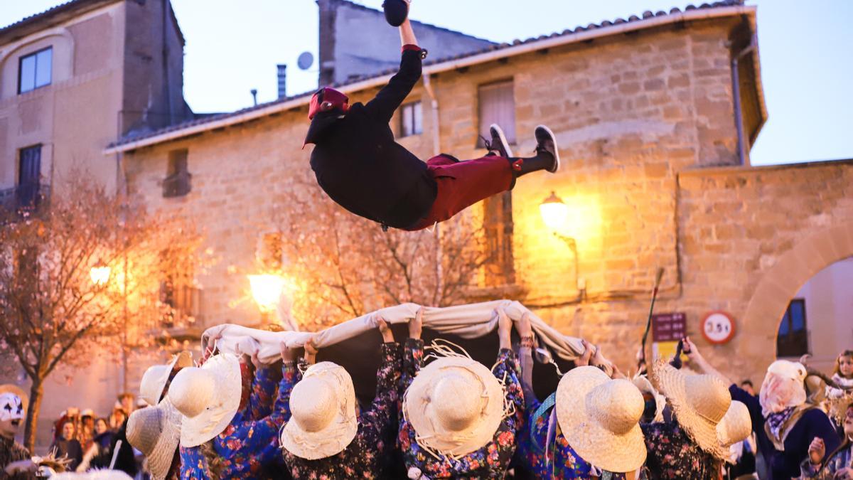 Carnaval Rural de Olite-Erriberri. Satán, el personaje principal, debe ser atrapado por las Karátulas. Estas últimas están interpretadas por los y las miembros del grupo de dantzas Txibiri.