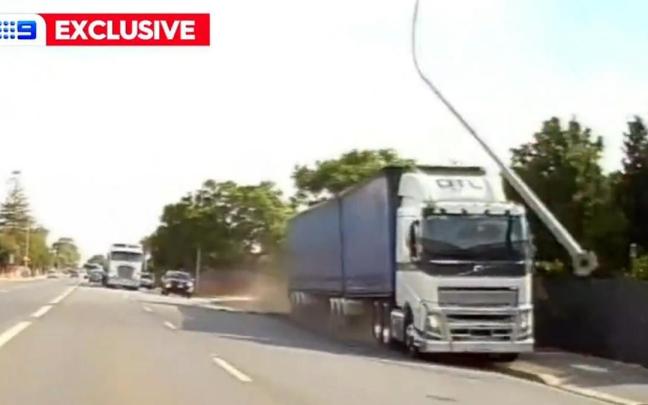 El camión, llevándose por delante una farola.