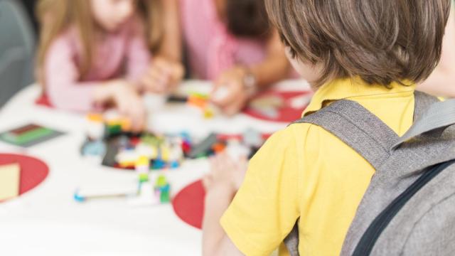 Niños jugando en clase.