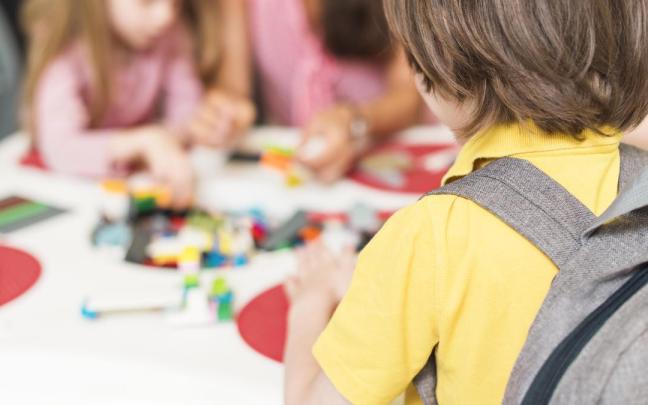 Niños jugando en clase.