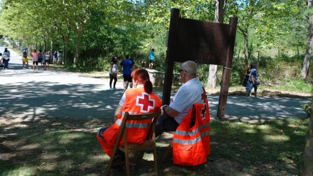 Voluntarios de Cruz Roja vigilando el camino de acceso a la ermita de San Roque en fiestas. / Araceli Oiarzabal Voluntarios de Cruz Roja vigilando el camino de acceso a la ermita de San Roque en fiestas.