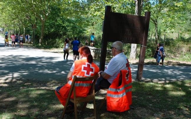 Voluntarios de Cruz Roja vigilando el camino de acceso a la ermita de San Roque en fiestas. / Araceli Oiarzabal Voluntarios de Cruz Roja vigilando el camino de acceso a la ermita de San Roque en fiestas.