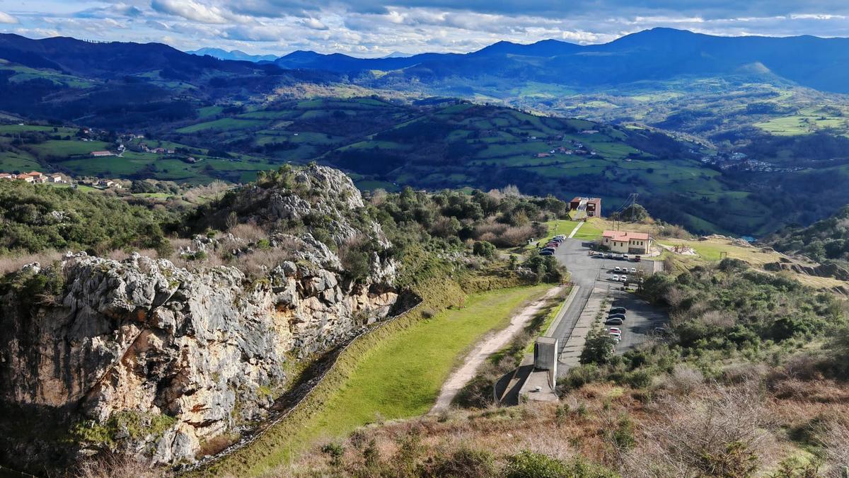 Vistas desde la altura del entorno de la Cueva de Pozalagua