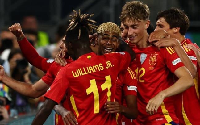 Los jugadores de la selección española celebran uno de los tantos de Lamine Yamal.