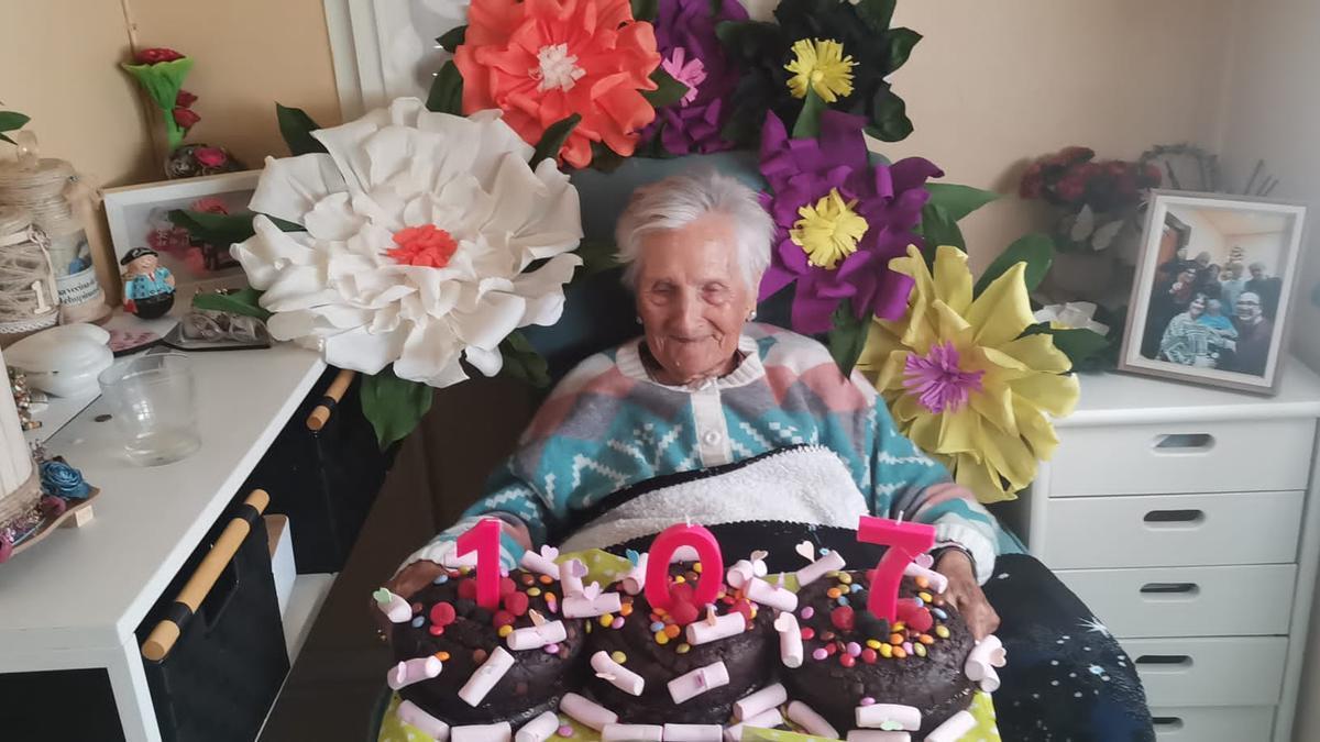 Vicenta Irurita, con la tarta y las flores de papel que le ha preparado su hija Begoña para celebrar sus 107 años.