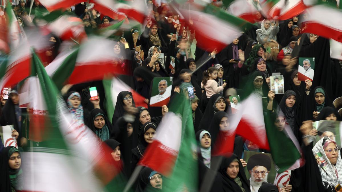Cientos de personas protestan en Teherán contra la República Islámica.