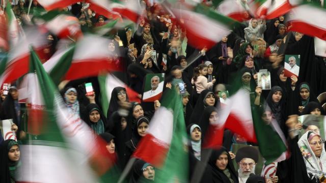 Cientos de personas protestan en Teherán contra la República Islámica.