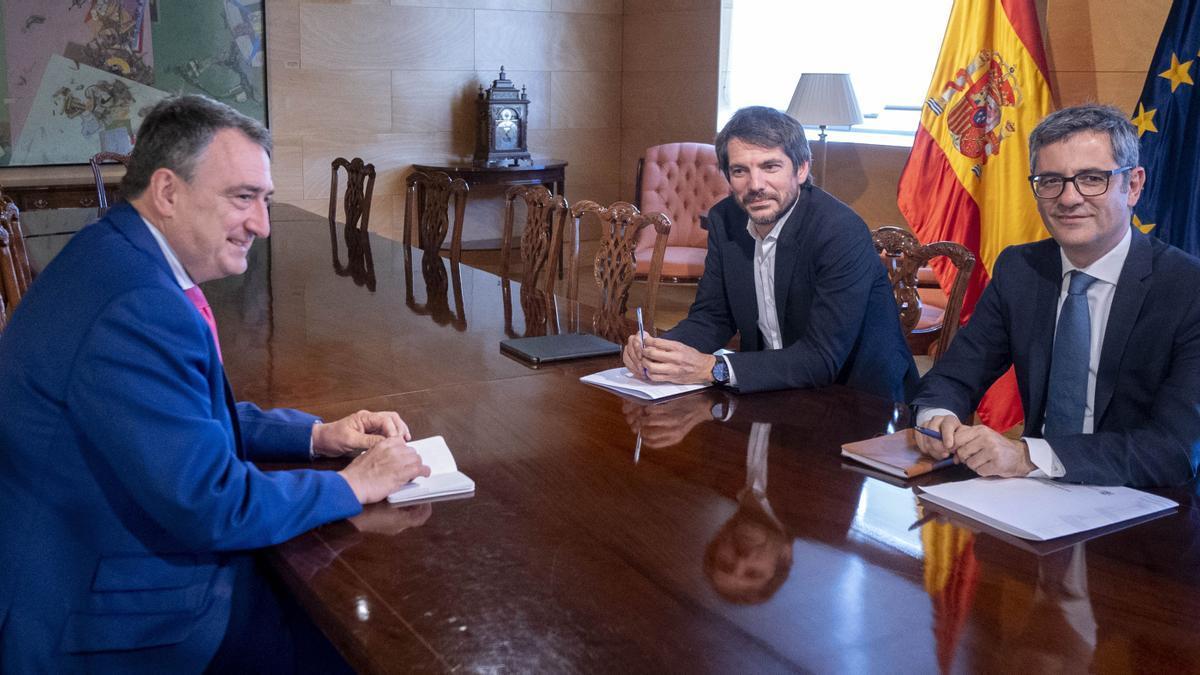 Aitor Etseban con Ernest Urtasun y Félix Bolaños