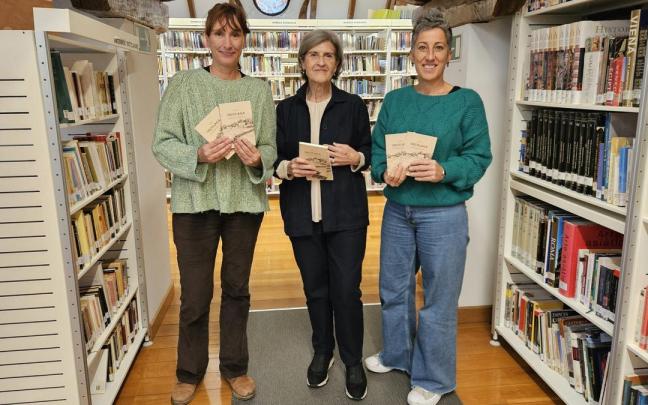 Sara Elorza, responsable de la Biblioteca Sanz Enea, Asunción Urzainki, autora del libro, e Irune Urbieta, concejala de Cultura.